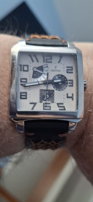 FESTINA ceas de mînă bărbătesc cu baterie si curea din piele.