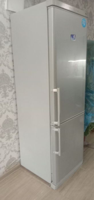 Продается двухкамерный большой холодильник LG