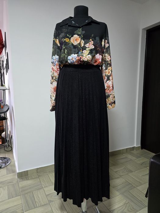 Fusta neagra plisata, talie elastica;