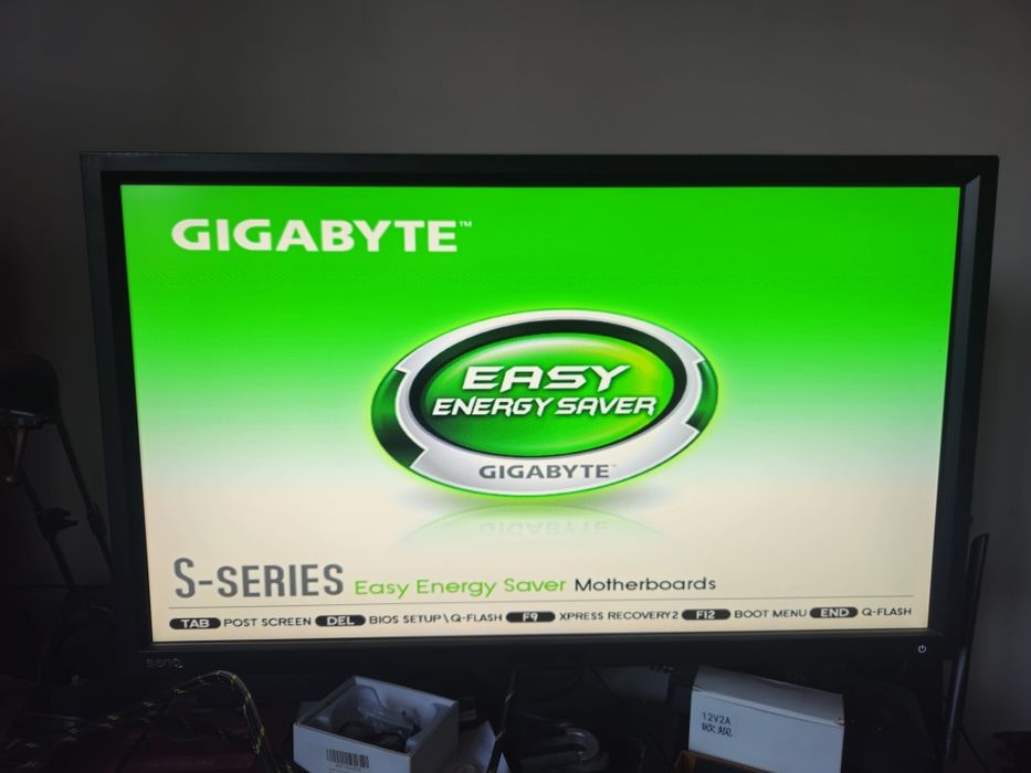 Placa de baza gigabyte(intel xeon x5450)
Vine însoțită de 4gb ram ddr2