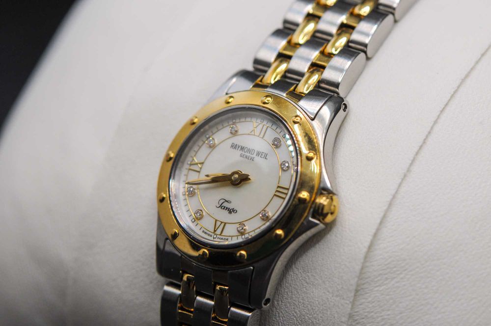 Швейцарски дамски часовник с диаманти - Raymond Weil Tango 5790