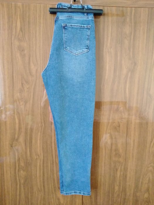 Продам женские джинсы