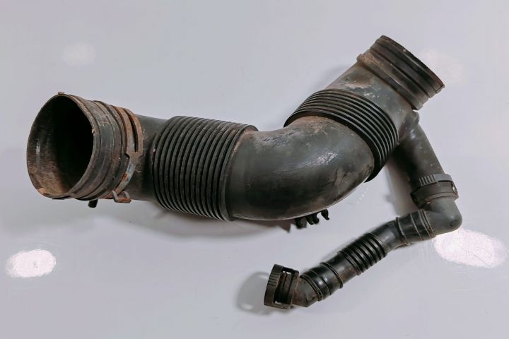 Furtun admisie aer 3C0129654M Volkswagen VW Golf a 5-a generatie