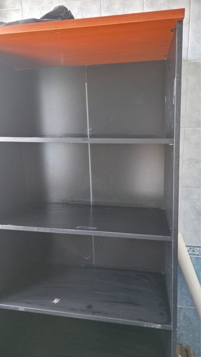 Продается офисные столы, стулья, палас, зеркало, шкаф.