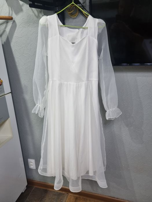 Нежное белое платье.