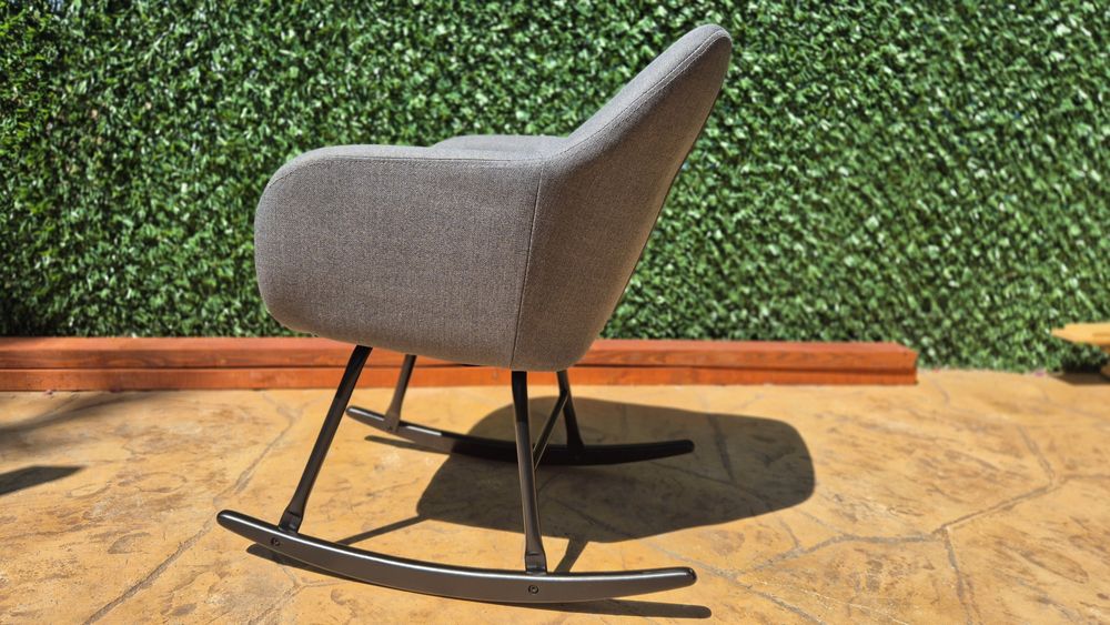 Стилен Люлеещ се стол.