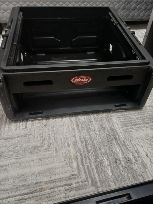 Vând rack Case SKB