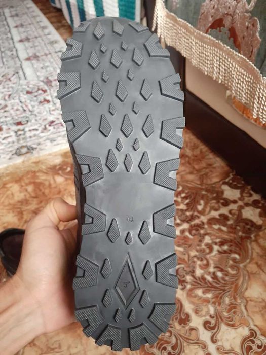 Кроссовки зимние, кожаные.