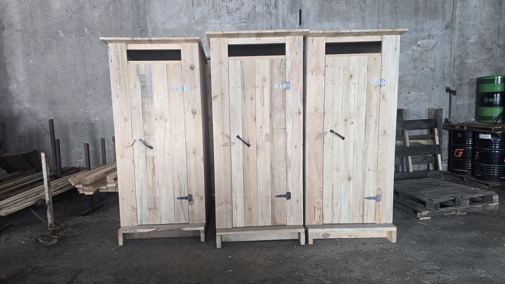 Деревянный дачный туалет