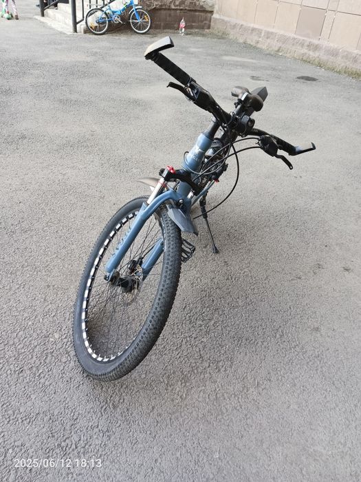 Продам велосипед в подарок инструменты