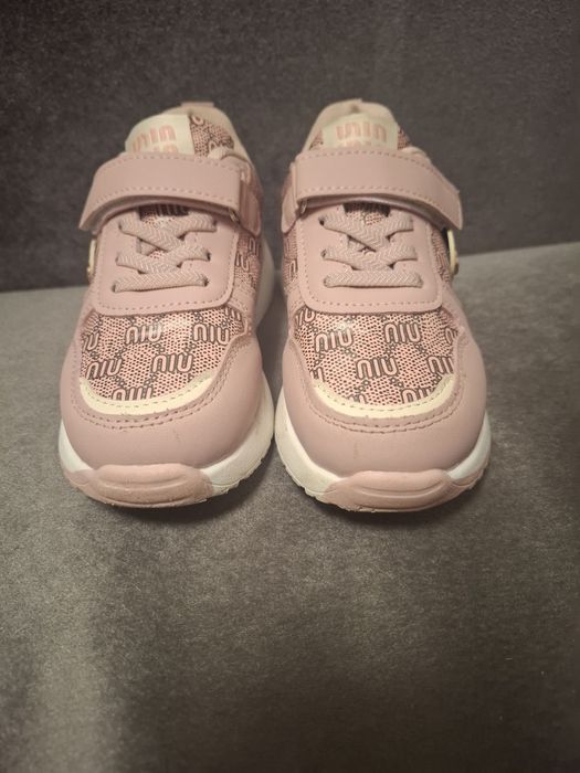 Продам кроссовки для девочки