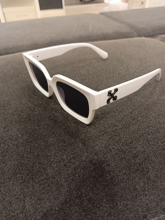 Vând ochelari off white