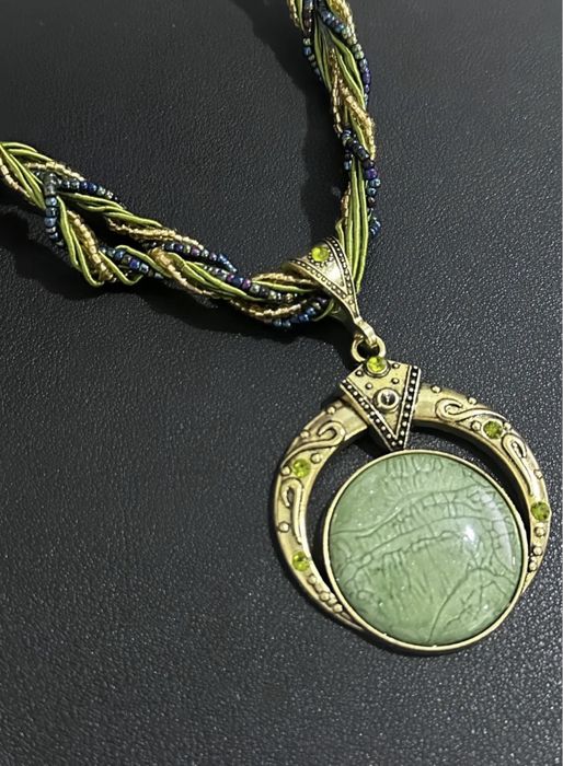 Украшение на шею колье ожерелье