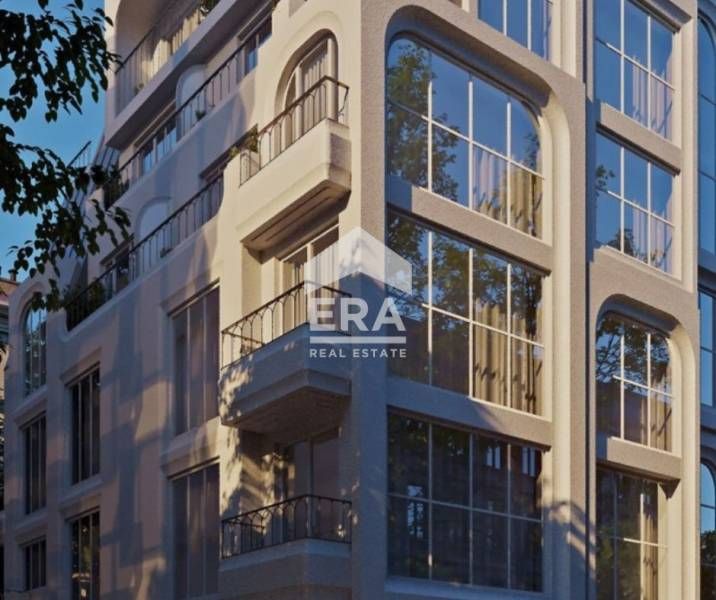 Двустаен апартамент със собствен двор в новострояща се сграда в истори