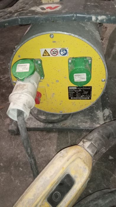 Продавам вибратор със захранваща станция "Wacker" Neuson, монофазен