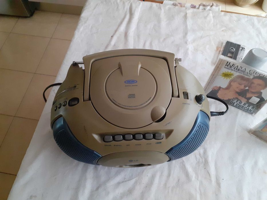 radiocasetofon cu CD combina LG