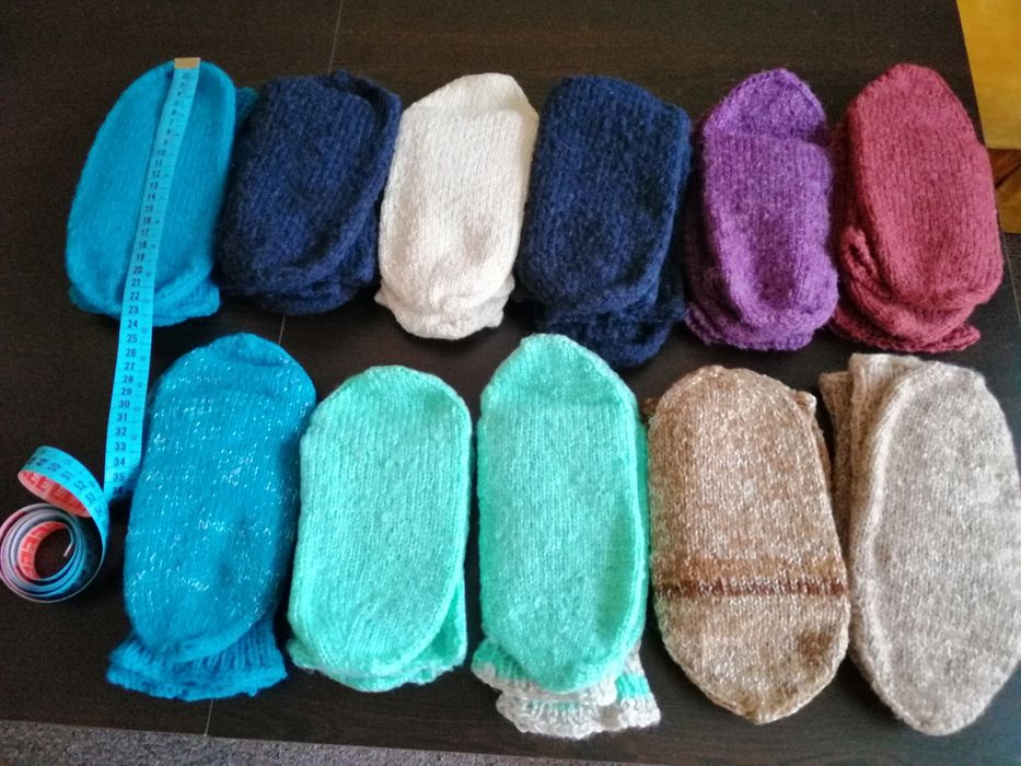 Дамски ръчно плетени чорапи и търлъци.