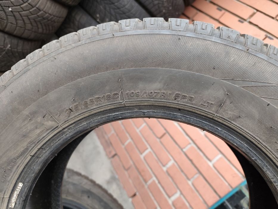 Продавам 2 зимни гуми 215/65/16 бус
