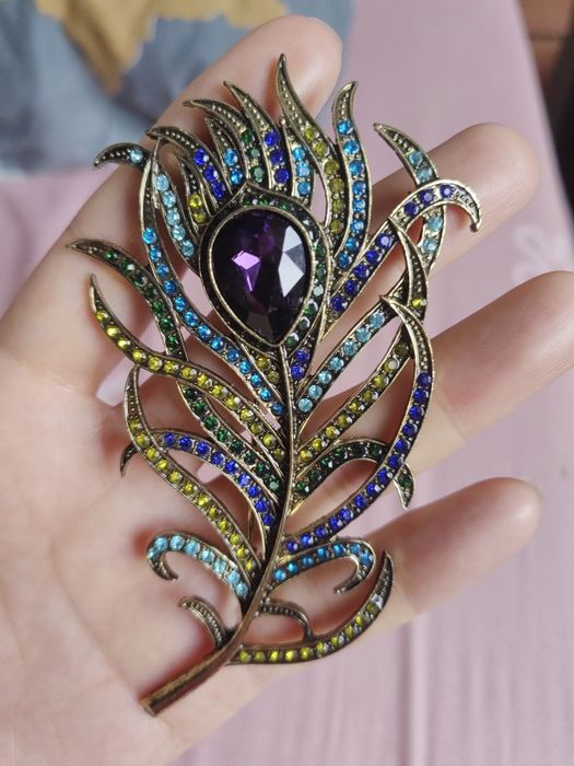 Продам брошь новую