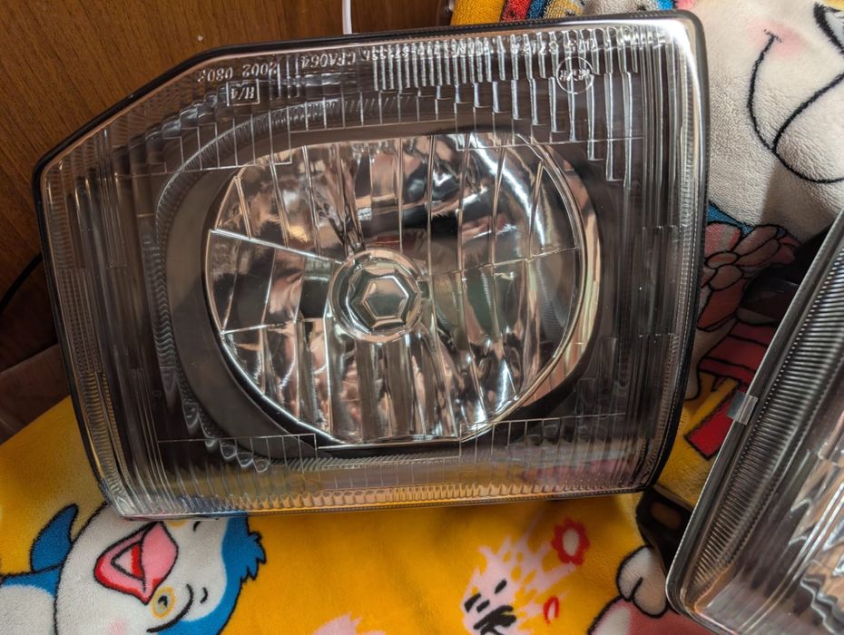 Продам фары на Паджеро 2