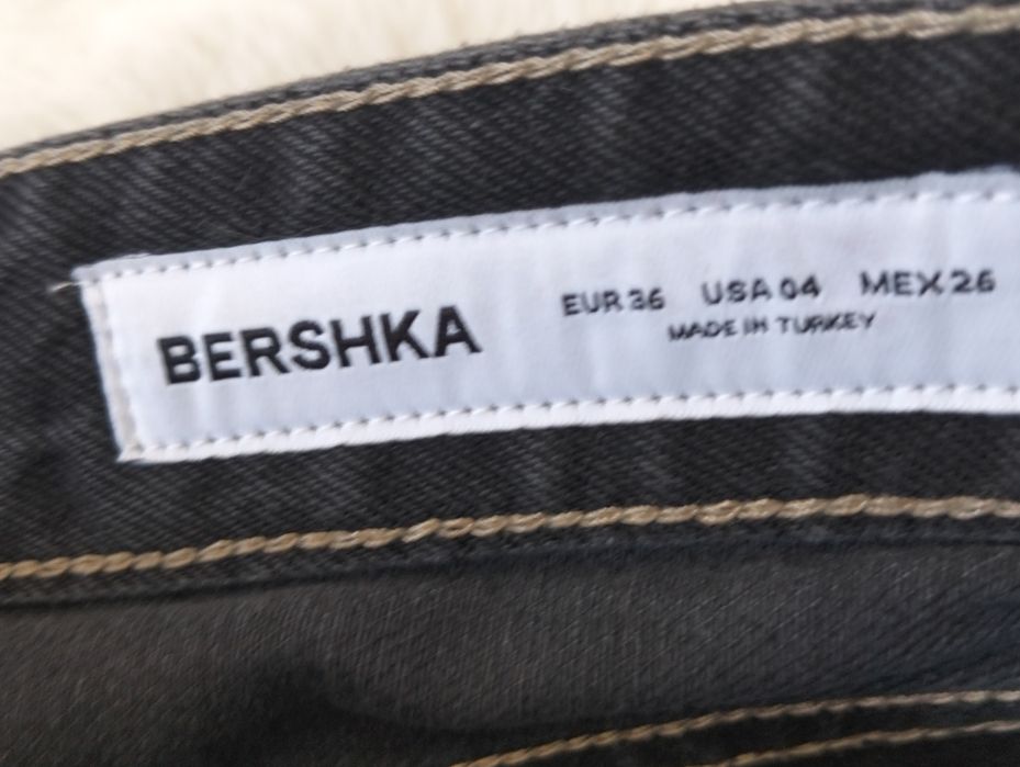 Blugi tip Jorts/Trei sferturi.