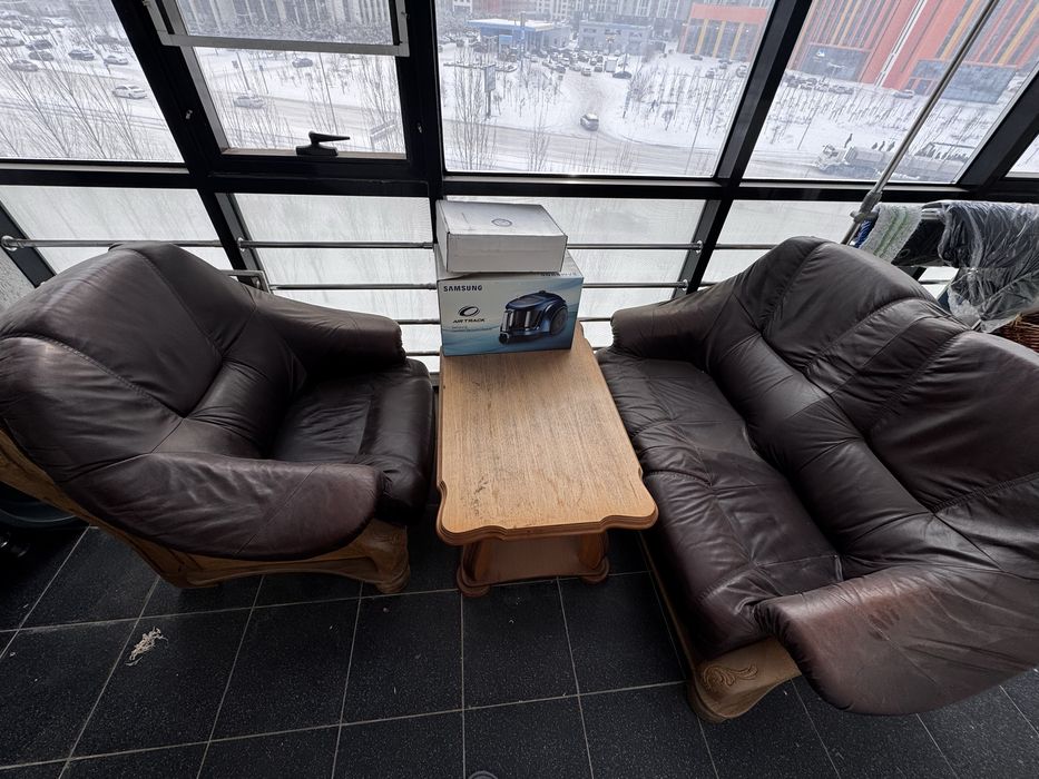 Диван кожаный вместе со столом