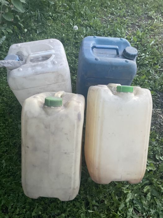 Продам канистры по 20 литров