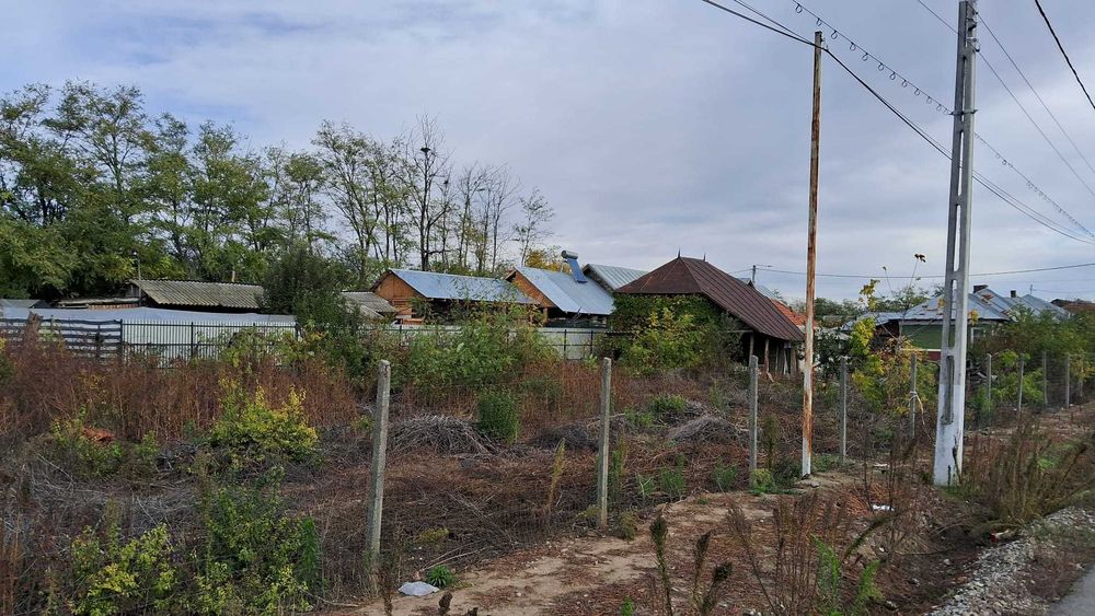 Vând două locuri de casă