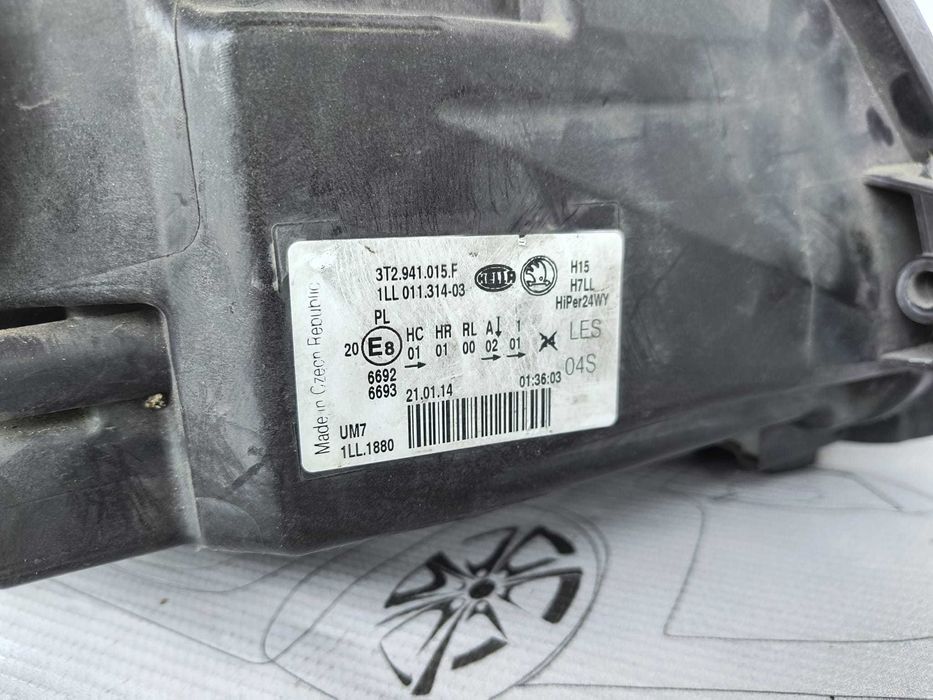 Far Stanga Uk Cu Lupa Skoda Superb 2014 / 2013-2015 Cod OEM 3T2941015F (5C2)