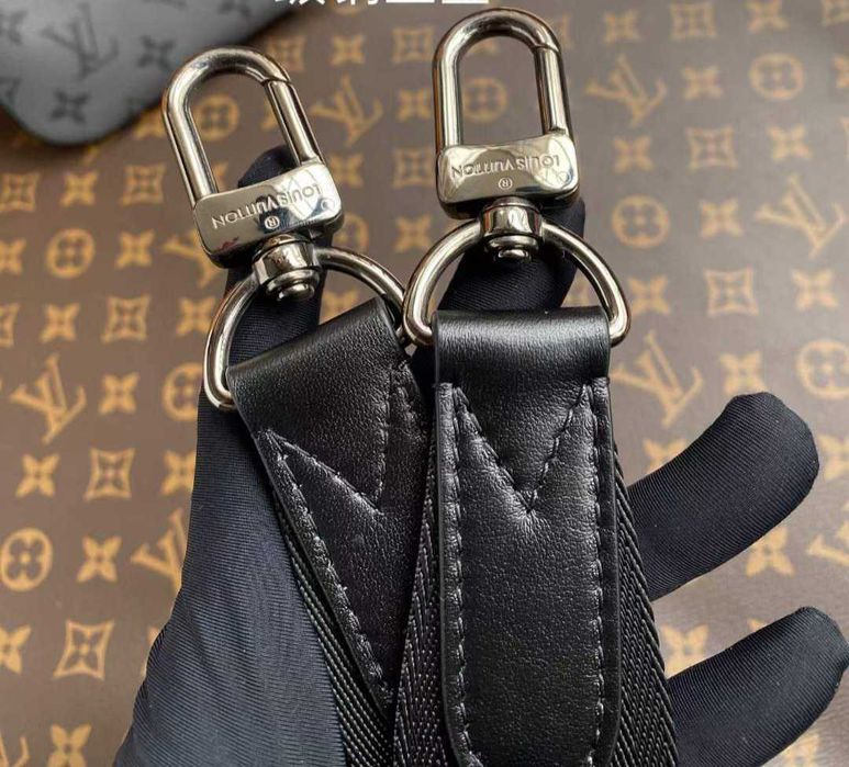 Louis Vuitton Trio Messenger