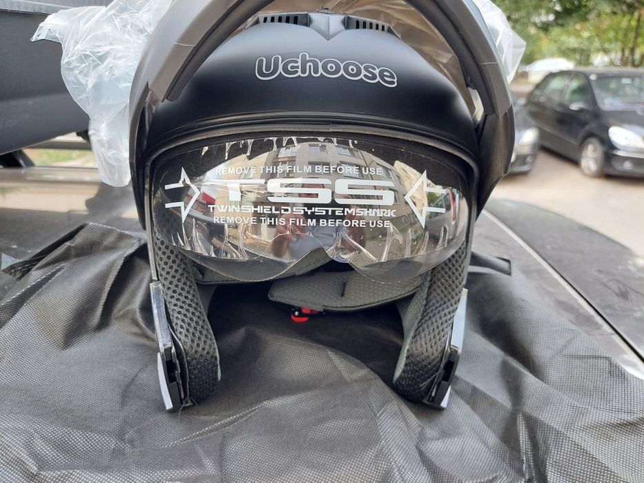 Продавам каска с два визьора, въздуховоди, размер XL