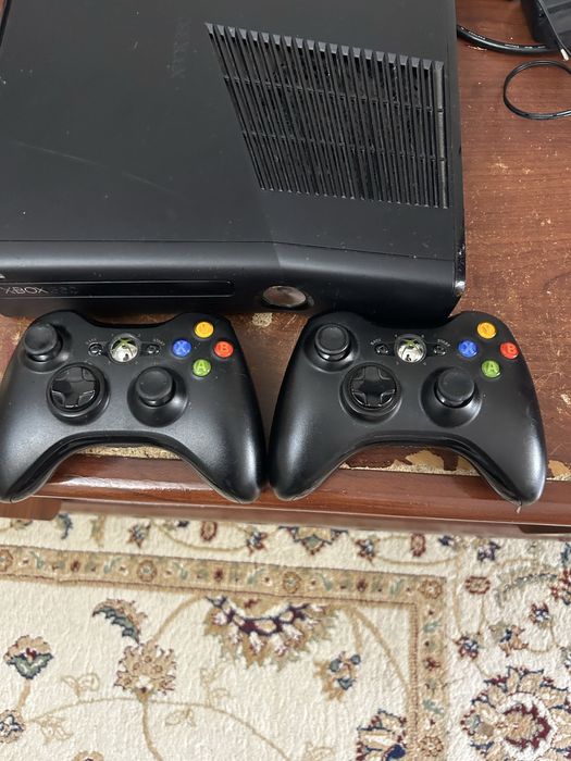 Xbox 360 + 2 геймпада