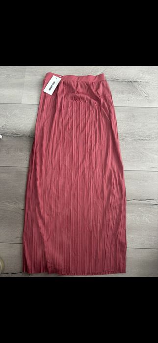 Нова пола с етикета на About You