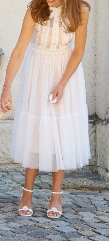 Миди рокля от дантела в бяло