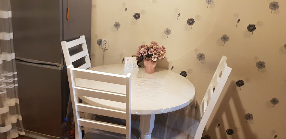 Продам круглый стол со стульями