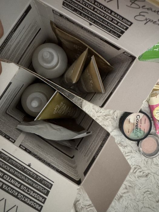 Лот стъклена бутилка , бяла козметика ,несесер ,бои и къна за коса