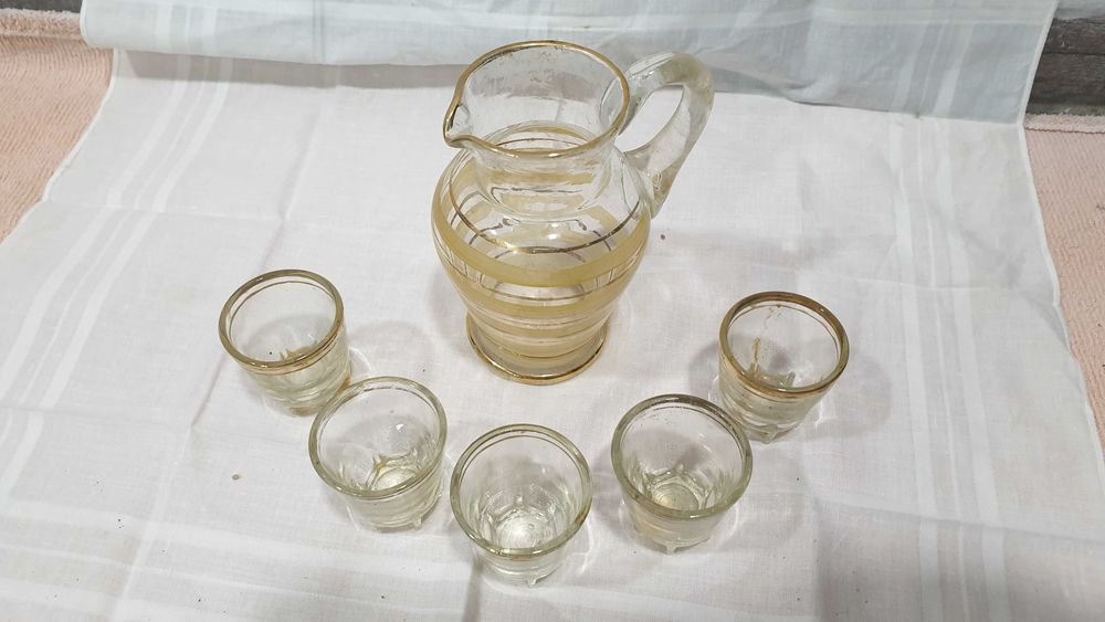 Каничка с пет малки чашки за ракия