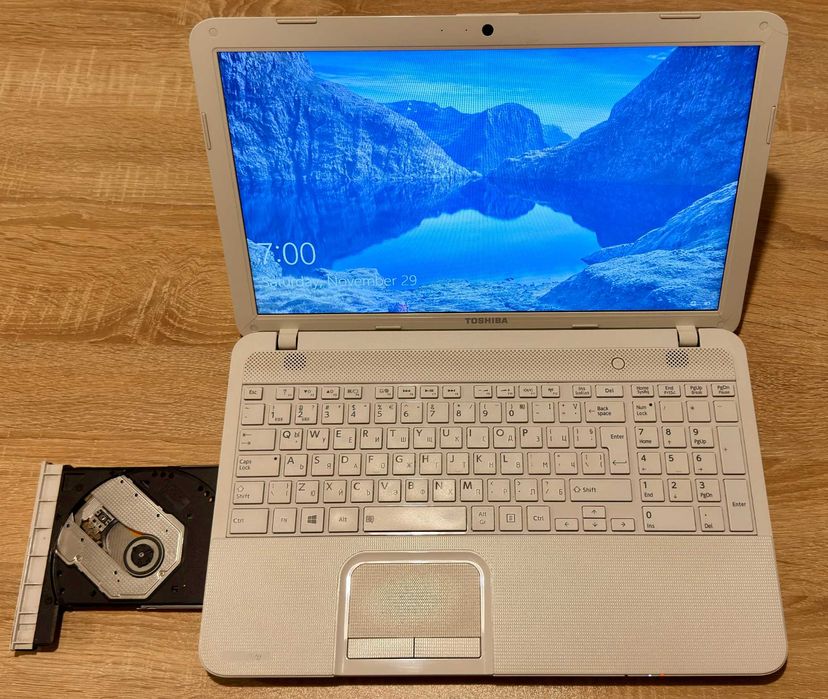 Toshiba Satellite C855-1Q9, AMD, оригинален Windows + мишка HP и кейс