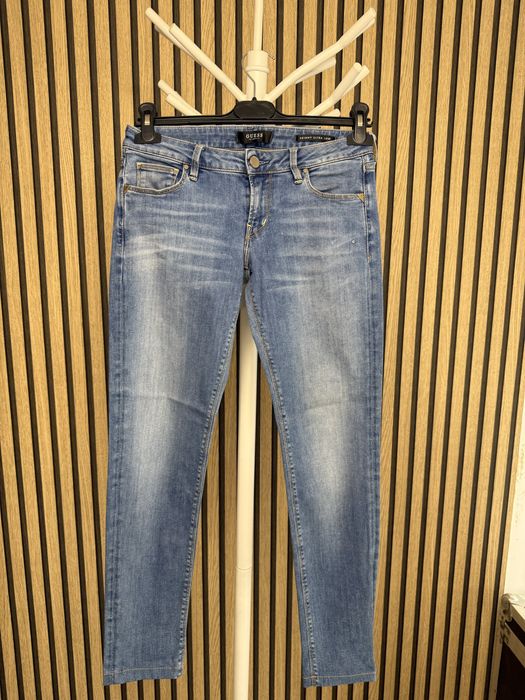 Blugi Guess elastici,ca noi,originali,mărimea 27,pret 150 ron!