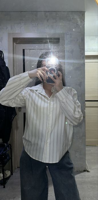 рубашка в полоску.