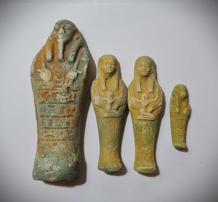 4 statuete egiptene din teracotă arsă