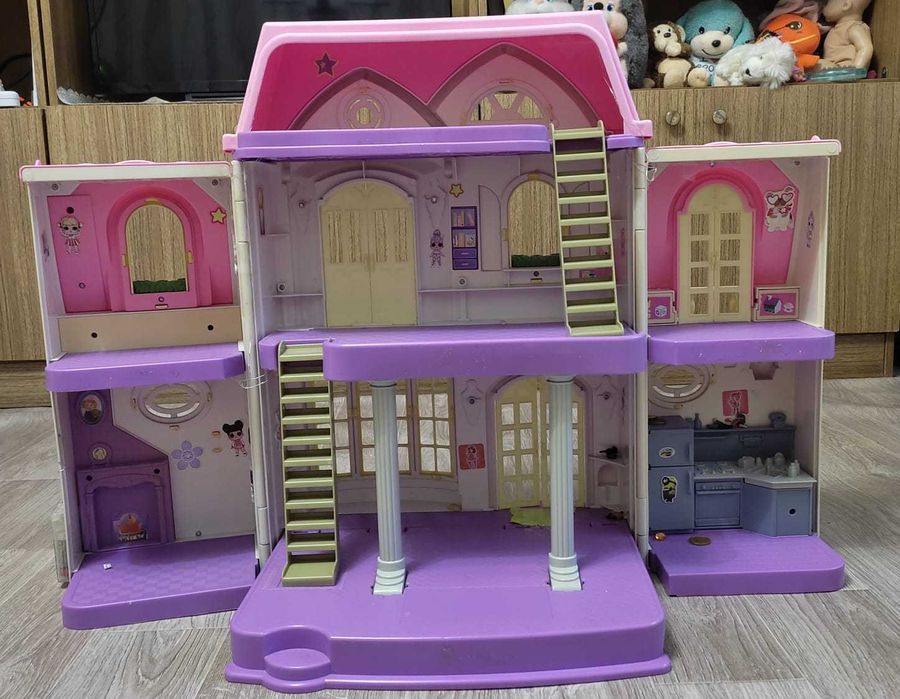 Продам кукольный домик.