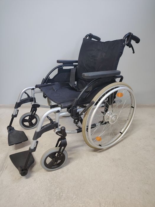 Scaun cu rotile/cărucior rulant  pentru persoane cu handicap.052