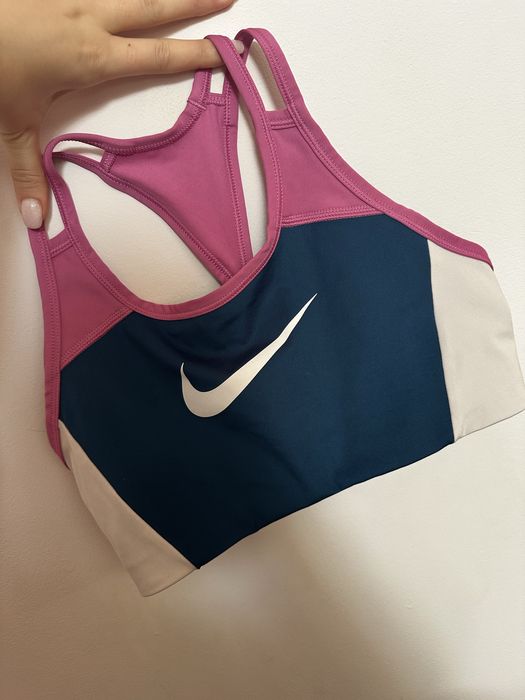 Дамско спортно бюстие Nike
