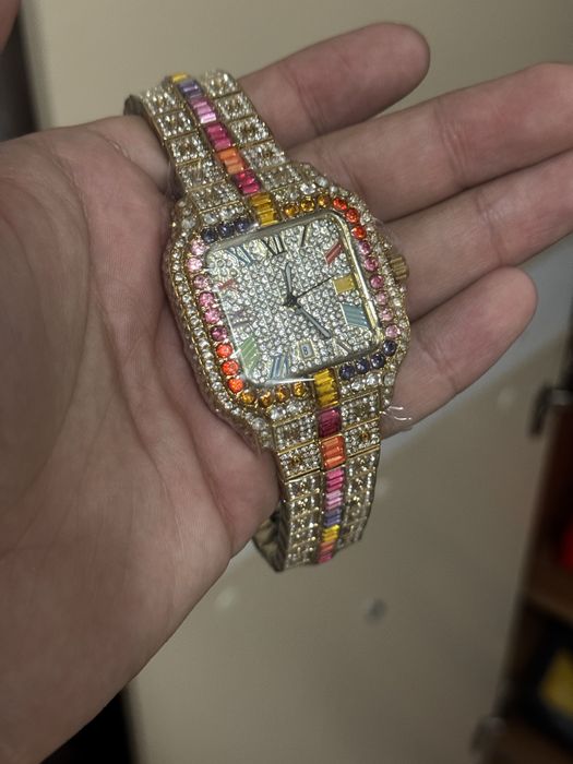 Часы Cartier с камянми