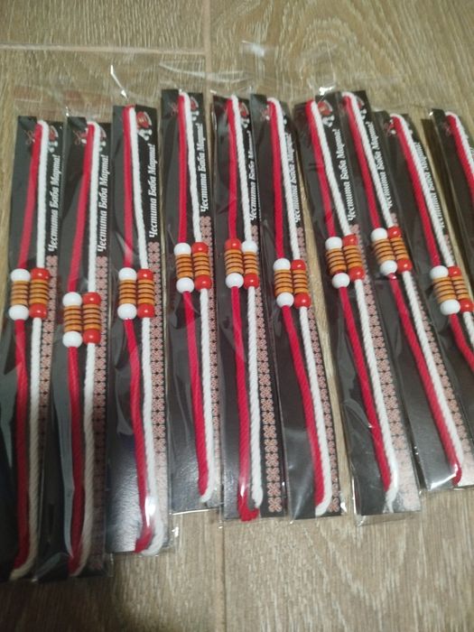 Мартеници на едро