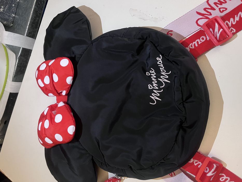 Vând rucsac/ghiozdan pentru fetițe, model original Minnie Mouse cu elemente 3D