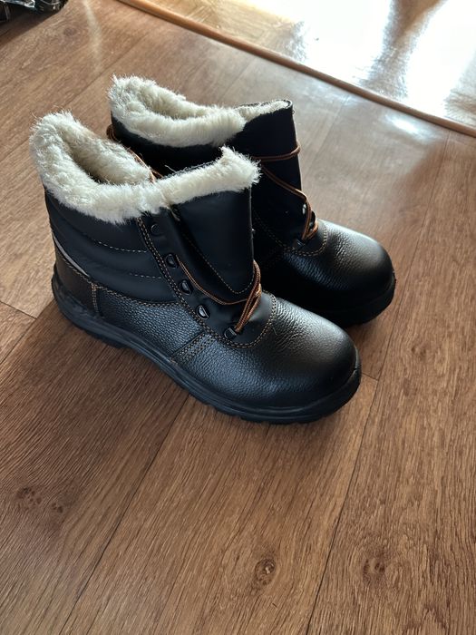 Продам ботинки производственные с мехом 42 размер