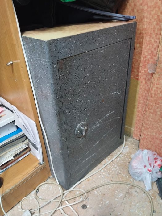 Срочно продам металлический сейф