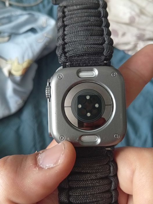 Продавам смарт часовник APPLE WATCH SERIES 11 46mm silver